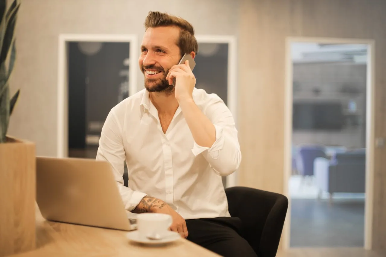 cliente satfeito no telefone